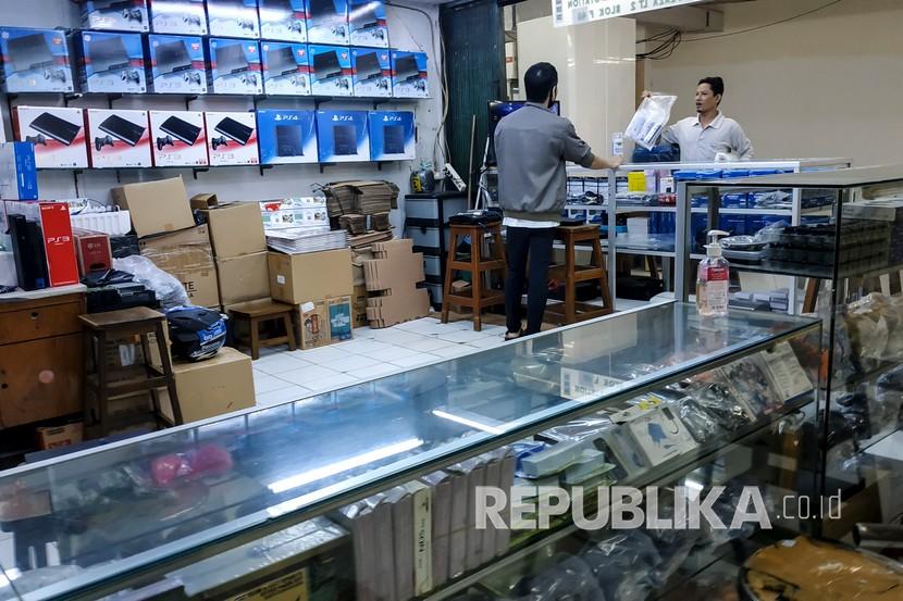 Pedagang elektronik melayani calon pembeli di jembatan penghubung Pasar Glodok, Jakarta, Sabtu (4/7/2020).Penjualan produk elektronik mulai bergeliat lagi.