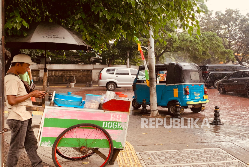 Pedagang es menjajakan jualannya di sekitar kawasan Blok M, Jakarta Selatan.