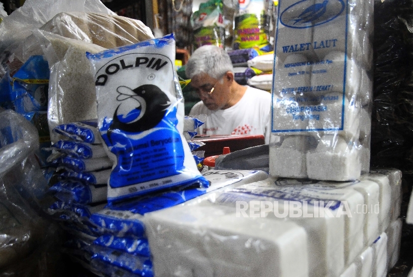  Pedagang garam menunggu pembeli di Pasar Tebet Timur, Jakarta, Ahad (5/3). 