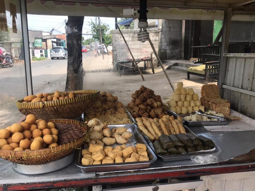 Pedagang gorengan. Minyak goreng mahal, pedagang gorengan di Kota Cirebon, Jawa Barat, jadi dilema. 