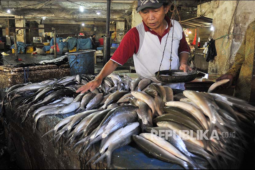 Pedagang ikan melayani pembeli di Pasar Induk Rau, Serang, Banten, Senin (4/12). BPS Senin (4/12) mengumumkan angka inflasi bulan November sebesar 0,2 persen, sedang inflasi tahun kalender sebesar 2,87 persen, dan inflasi tahun ke tahun 3,3 persen 