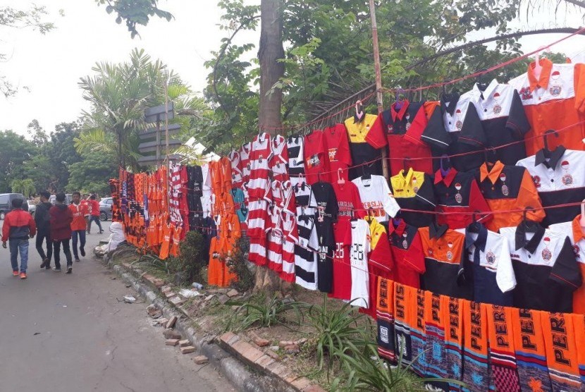 Pedagang jersey Persija di halaman Stadion Manahan Solo, Jumat (3/11).