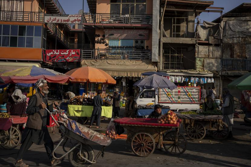 Pedagang kaki lima Afghanistan menunggu pelanggan di Kota Tua Kabul, Afghanistan, Selasa, 28 September 2021.