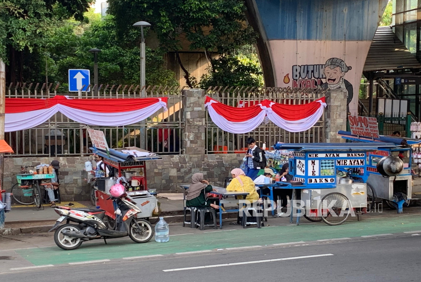 Pedagang kaki lima di Jakarta geleng-geleng kepala dengan besarnya tunjangan anggota DPR.