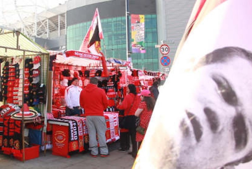 Pedagang kaki lima di luar stadion kebanggan Manchester United, Old Trafford, Manchester, Inggris.