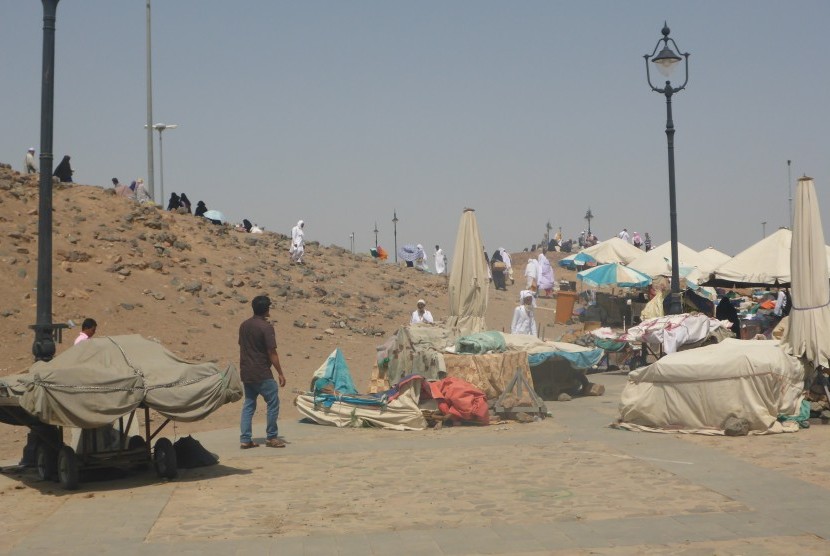 Pedagang kaki lima menjajakan barang dagangannya di lokasi sekitar Gunung Uhud, Madinah, Arab Saudi (Ilustrasi)