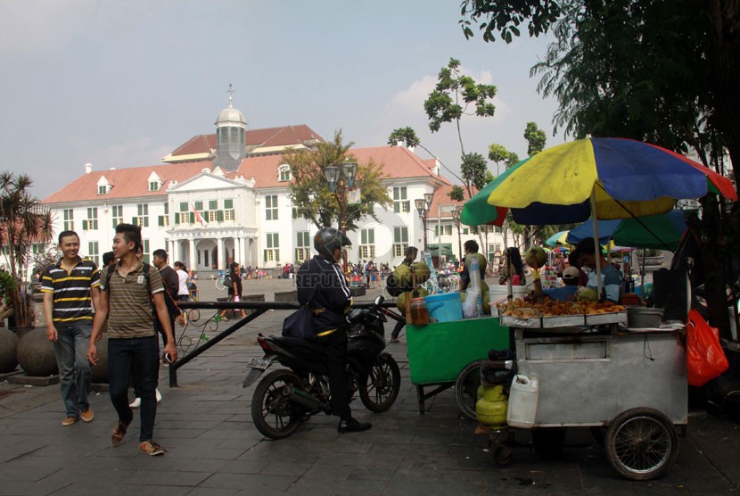  Pedagang Kaki Lima (PKL) berjualan di halaman Museum Fatahillah, Kawasan Kota Tua, Jakarta. Satpol PP Kota Jakarta Barat memindahkan ratusan PKL Kota Tua ke lokasi binaan. Ilustrasi.