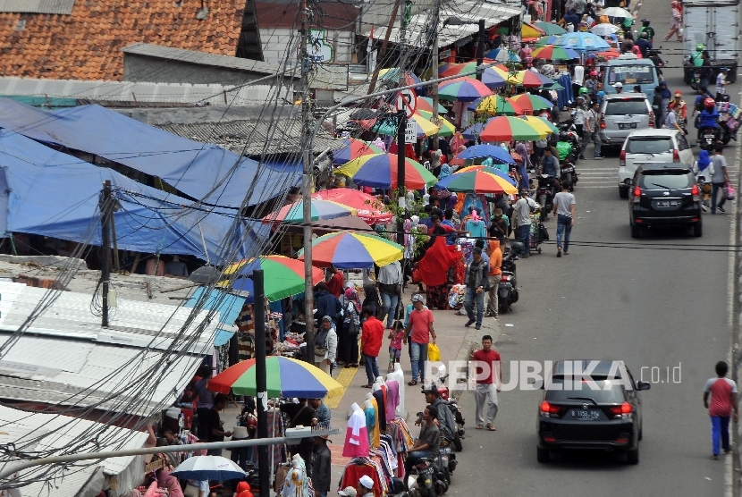 Pedagang kaki lima (PKL) berjualan di sepanjang pedestrian di kawasan Tanah Abang, Jakarta Pusat, Rabu (25/10). 