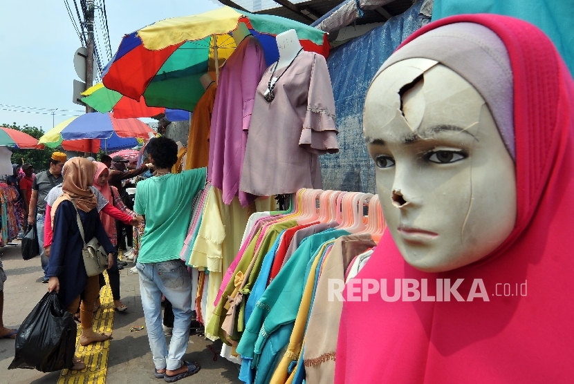 Pedagang kaki lima (PKL) berjualan di sepanjang pedestrian di kawasan Tanah Abang, Jakarta Pusat, Rabu (25/10). 