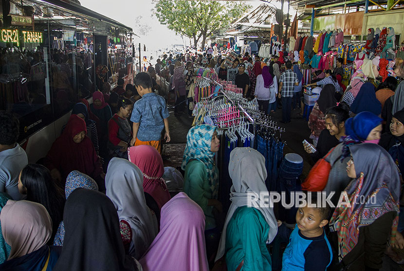 Pedagang kaki lima (PKL) berjualan di trotoar pasar Tanah Abang blok F, Jakarta, Sabtu (28/4). 