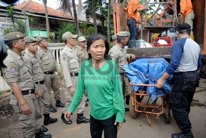 Pedagang Kaki Lima (PKL) berusaha mengamankan baranganya yang ditertibkan petugas Satpol PP di kawasan bekas Terminal Lebak Bulus yang dalam pengerjaan proyek Terminal MRT, Jakarta Selatan, Rabu (10/6).(Republika/Yasin Habibi) 