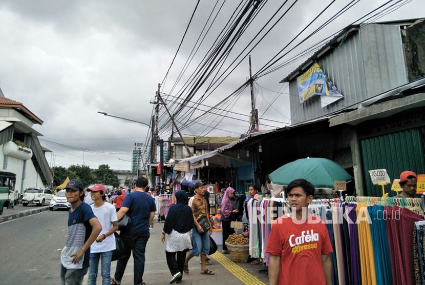 Pedagang Kaki Lima (PKL) kawasan Tanah Abang menyingkir saat ditertibkan petugas Satpol PP, Selasa (7/11).