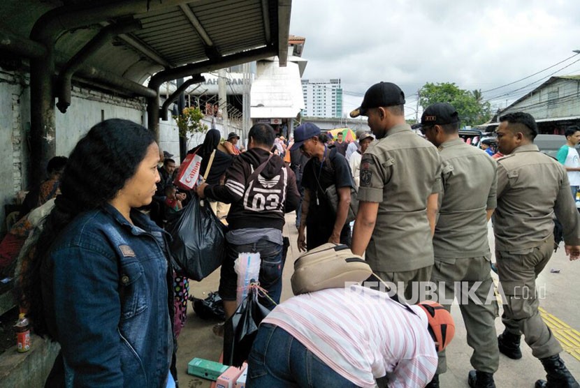 Pedagang Kaki Lima (PKL) kawasan Tanah Abang menyingkir saat ditertibkan petugas Satpol PP, Selasa (7/11).