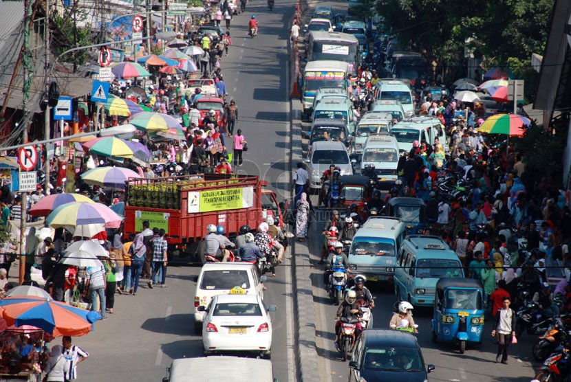  Pedagang kaki lima (PKL) di Jalan Jatibaru kawasan pasar Tanah Abang, Jakarta Pusat.