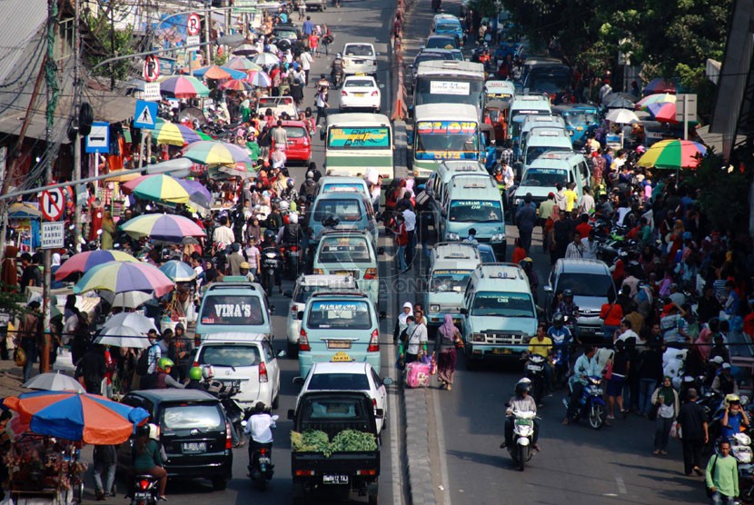  Pedagang kaki lima (PKL) kembali memenuhi badan jalan di Jalan Jatibaru kawasan pasar Tanah Abang, Jakarta Pusat, Ahad (8/6).  (Republika/Yasin Habibi)