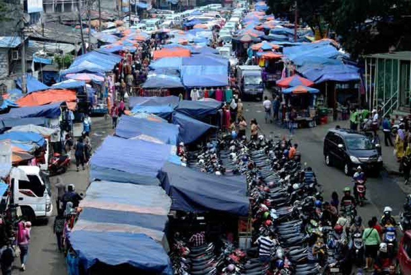 Pedagang Kaki Lima (PKL) memadati jalanan di Pasar Tanah Abang, Jakarta Pusat.