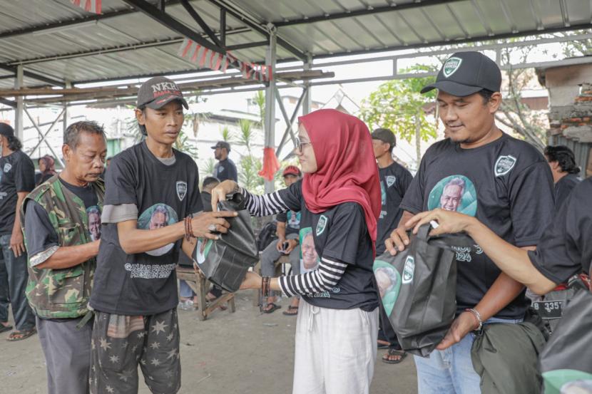 Pedagang kaki lima (PKL), pedagang pasar se-Jawa Barat, bersama Kolaborasi Warteg (Kowarteg) Indonesia menerima bantuan paket sembako.