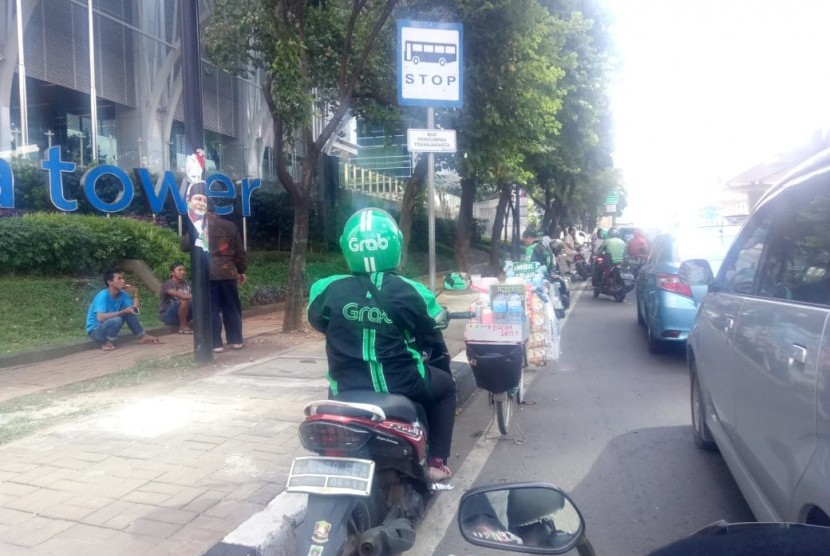 Pedagang Kaki Lima (PKL) semakin menjamur di Jalan Rasuna Said, Setiabudi, Jakarta Pusat, Kamis (11/4).