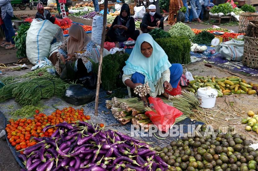Pedagang kali lima (PKL) pasar tradisional menjual bahan pangan.