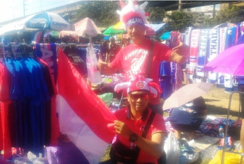 Pedagang kaus dan atribut timnas Thailand dan Indonesia di Stadion Rajamangala, Sabtu (17/12).