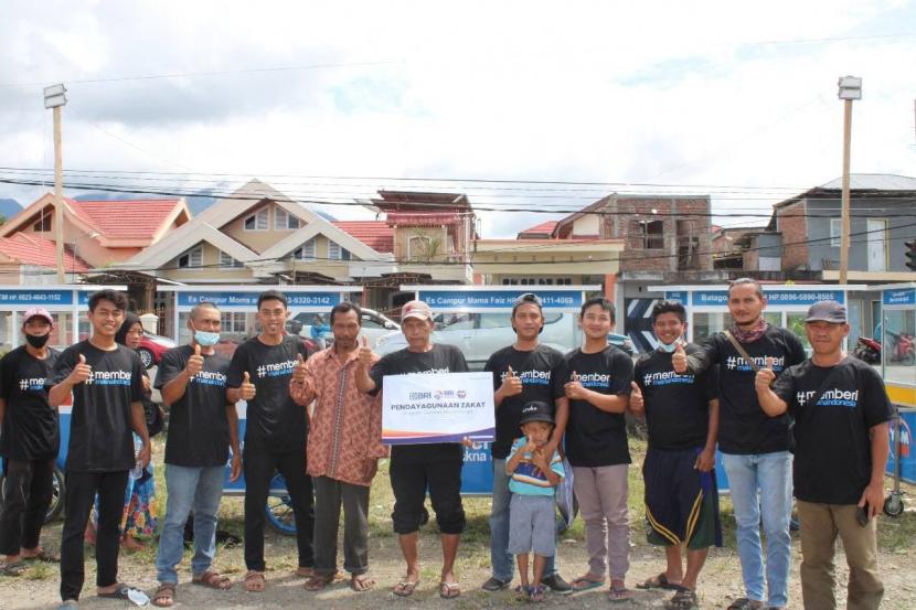 Pedagang kecil dari berbagai sektor usaha menerima bantuan Gerobak bermakna dari YBM BRI di Manado, Sulawesi Utara, Jum’at (24/12). 