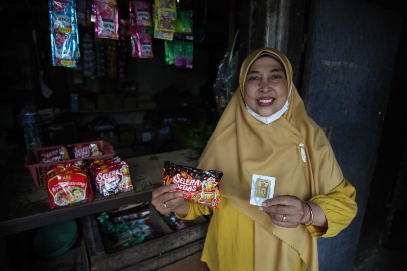 Pedagang kelontong Warga Kota Bandung, menangkan emas murni 100 gram dari sebuah produk mie instan.