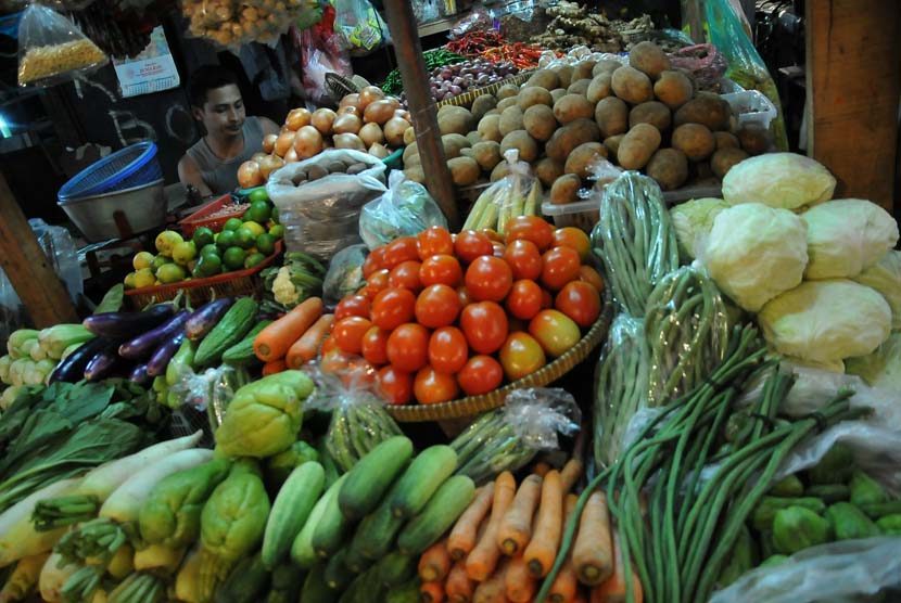 Pedagang komoditas bahan makanan melayani pembeli di pasar tradisional. ilustrasi