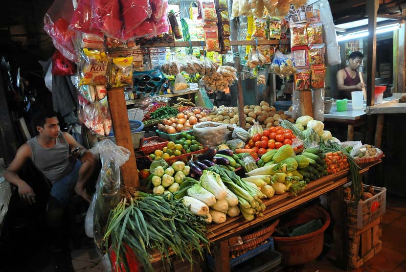 Pedagang komoditas bahan makanan melayani pembeli di Pasar Benhil, Jakarta, Senin (2/6).