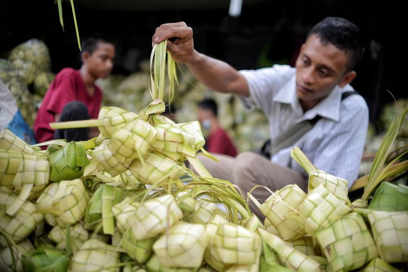 Pedagang kulit ketupat berjualan di area trotoar kawasan Pasar Palmerah, Jakarta, Senin (10/5).