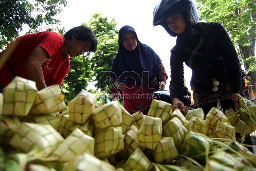  Pedagang kulit ketupat di pinggir Jalan Palmerah Barat, Jakarta Selatan, Sabtu (26/7). (Republika/Raisan Al Farisi)