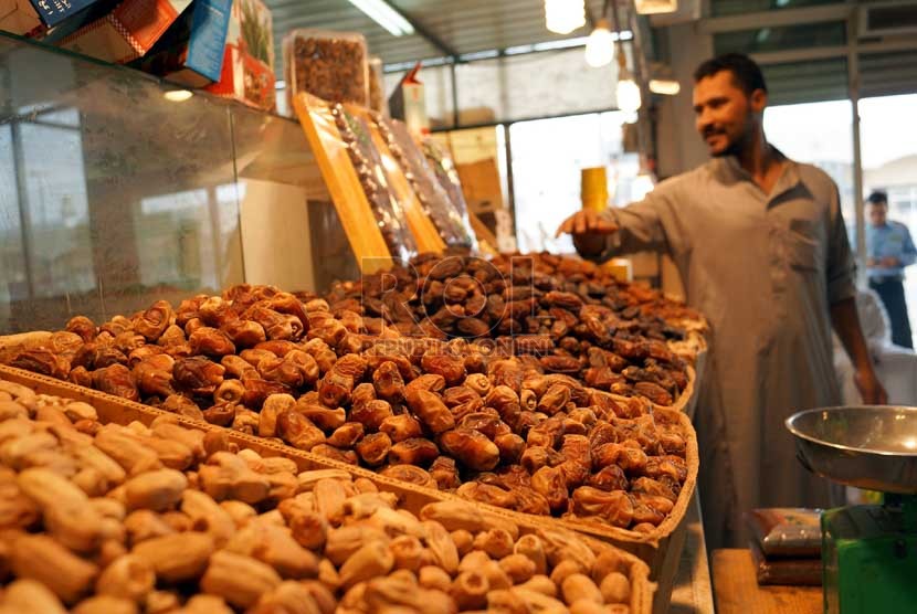    Pedagang kurma di Pasar Induk Buah Kakiyah, Makkah, Ahad (7/10).   (Heri Ruslan/Republika)