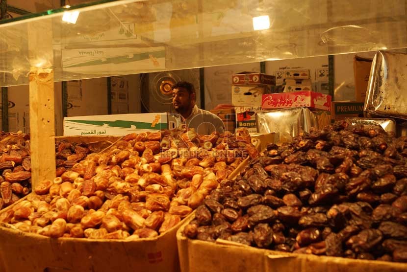   Kembalinya Pasar Makkah dengan Kedatangan Jamaah Umroh. Foto:  Pedagang kurma di Pasar Induk Buah Kakiyah, Makkah, Ahad (7/10).   (Heri Ruslan/Republika)