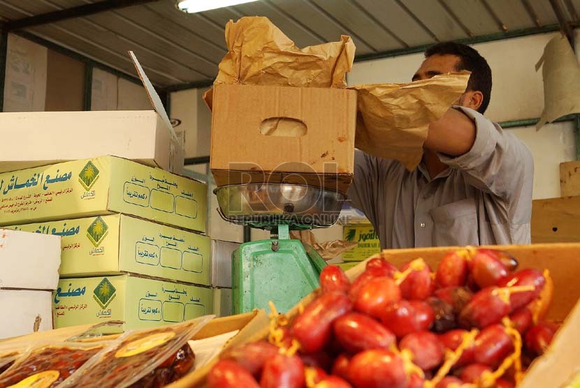    Pedagang kurma di Pasar Induk Buah Kakiyah, Makkah, Ahad (7/10).   (Heri Ruslan/Republika)