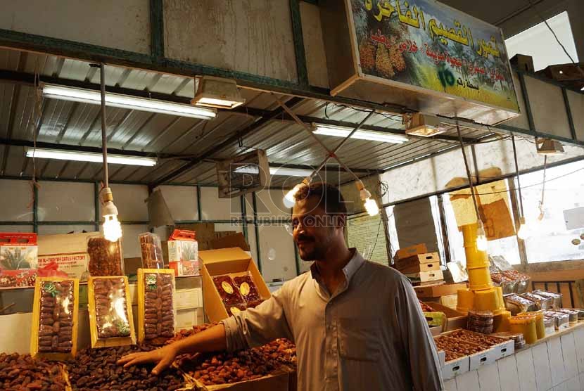 Makkah Bantu Warga Miskin Terdampak Virus Corona. Pedagang kurma di Pasar Induk Buah Kakiyah, Makkah.