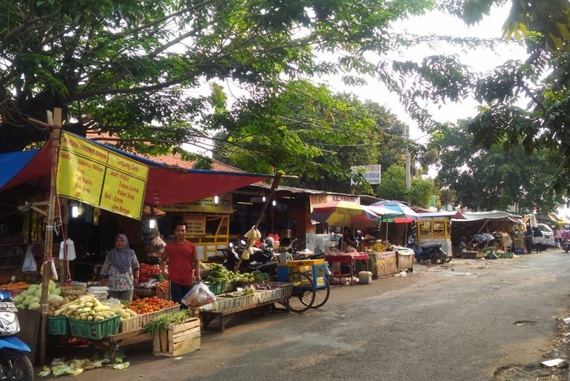Harga sejumlah komoditas di Tangerang Selatan mengalami kenaikan jelang akhir tahun. Foto pedagang masih beraktivitas seperti biasa, di Pasar Ciputat, Tangerang Selatan (Tangsel).
