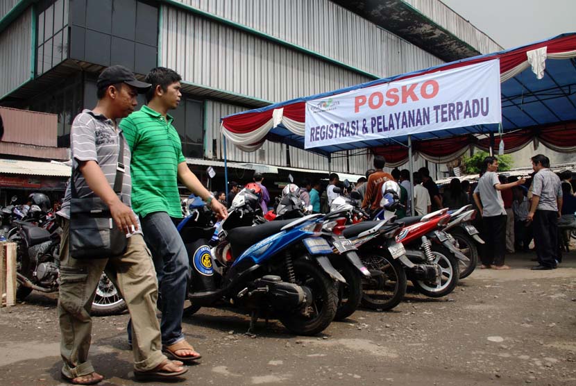 Pedagang melakukan registrasi untuk lapak sementara di Pasar Senen, Jakarta Pusat, Selasa 929/4).