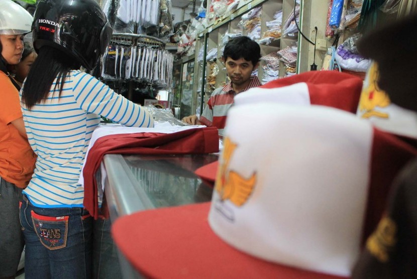Pedagang melayani orang tua siswa yang membeli perlengkapan seragam sekolah di salah satu toko seragam sekolah di Tulungagung,Jawa Timur, Sabtu (5/7). 