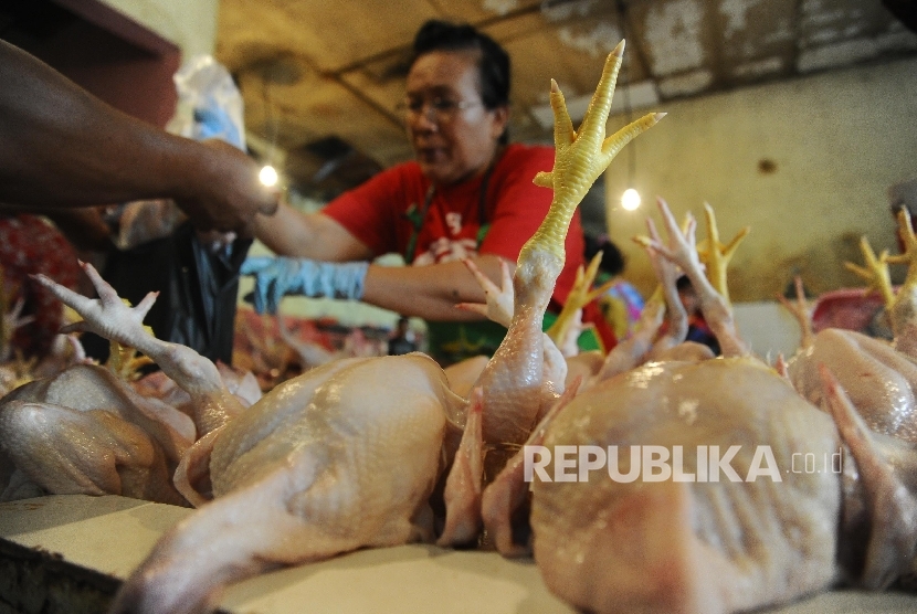 Pedagang melayani pembeli ayam potong di pasar tradisional, Jakarta, Selasa (9/8).  (Republika/ Tahta Aidilla)