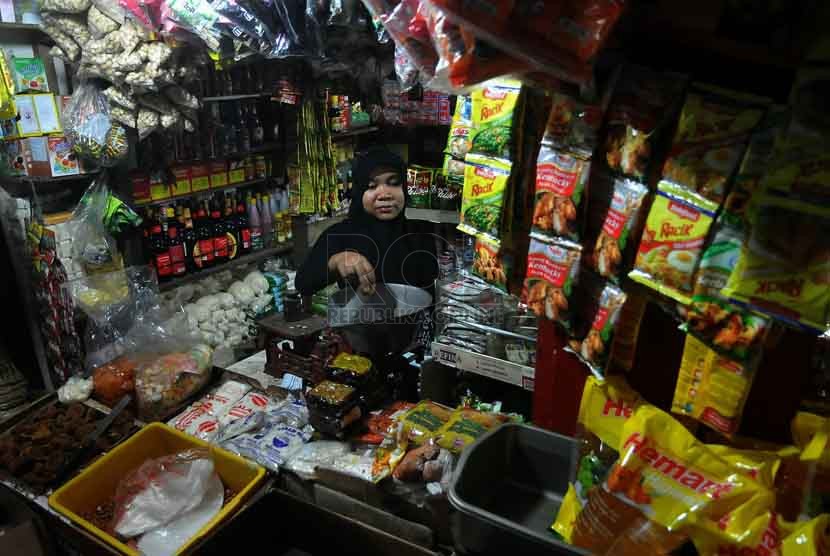 Pedagang melayani pembeli bahan makanan di Pasar Palmerah, Jakarta, Rabu (1/10).  ( Republika/Prayogi)