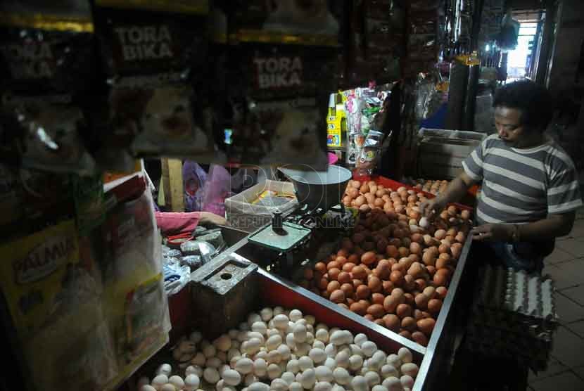 Pedagang melayani pembeli bahan makanan di Pasar Palmerah, Jakarta, Rabu (1/10).  ( Republika/Prayogi)