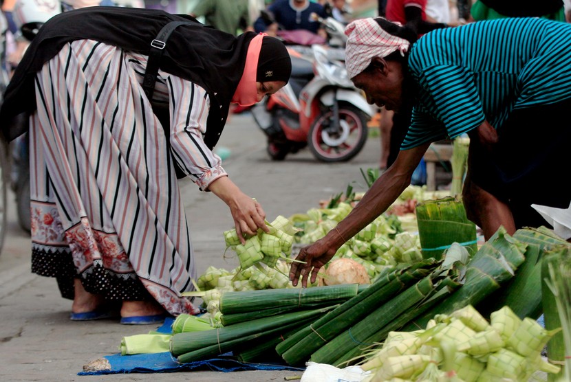 Omzet pedagang bungkus ketupat di Bandung turun drastis tahun ini.