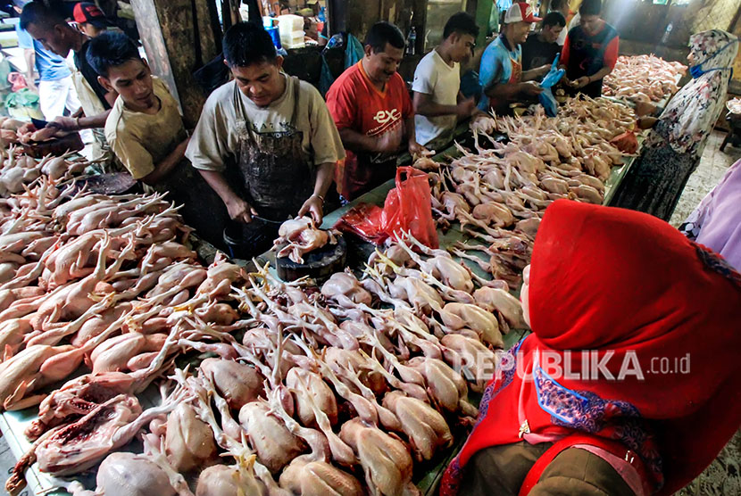 Pedagang melayani pembeli daging ayam potong di pasar Inpres Lhokseumawe, Aceh, Selasa (15/5). 