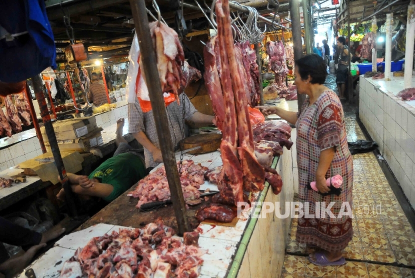  Pedagang melayani pembeli daging sapi di Pasar Senen Jakarta Pusat, Selasa (7/6).  (Republika/Agung Supriyanto)