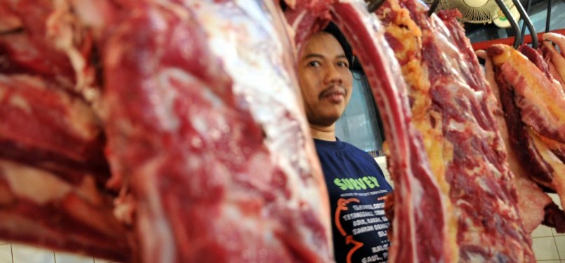 Pedagang melayani pembeli daging sapi di Pasar Tebet, Jakarta, Selasa (20/12). (Republika/Wihdan Hidayat)