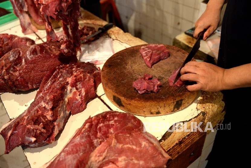 Pedagang melayani pembeli daging sapi di Pasar Tebet, Jakarta, Ahad (24/4)  (Republika/Wihdan)
