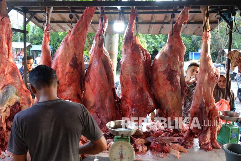 BI Riau Latih 150 Mubaligh Dakwahkan Belanja Hemat dan Bijak. Pedagang melayani pembeli daging sapi di pasar tradisional.