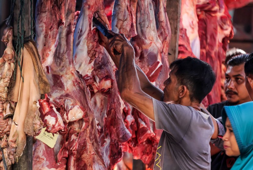 Pedagang melayani pembeli daging sapi. Proses pelayuan, yakni menggantung daging, dapat menurunkan pH daging sehingga dapat menurunkan kontaminasi dari virus penyakit mulut dan kuku (PMK).