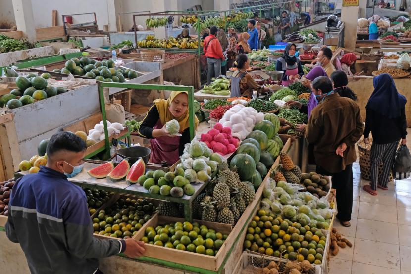 Pedagang melayani pembeli di pasar (ilustrasi). Harga pangan di Palangka Raya, Kalteng, mulai naik.
