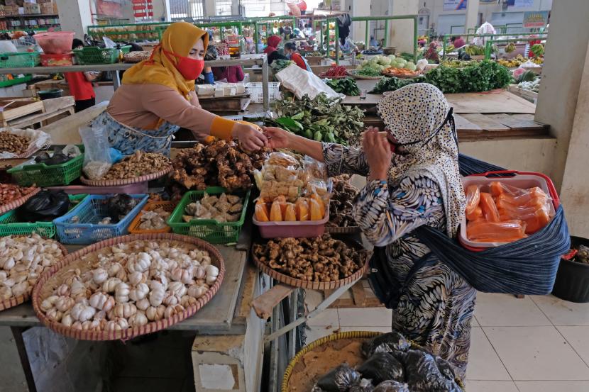 Pedagang melayani pembeli di los buah dan sayuran Pasar Legi Parakan, Temanggung, Jawa Tengah, Selasa (13/7/2021). Harga beberapa kebutuhan pokok di pasar tradisional Kabupaten Temanggung, Jawa Tengah, bergerak naik menjelang Lebaran 2022.