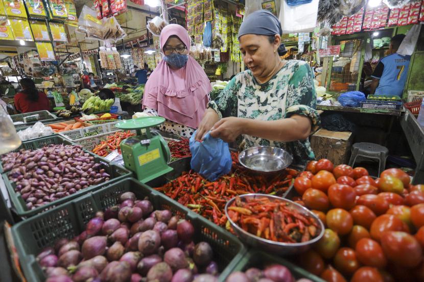 Pedagang melayani pembeli di Pasar Botania, Batam, Kepulauan Riau, Selasa (28/12/2021). Jelang akhir tahun, harga komoditas pangan mulai mengalami kenaikan diantaranya harga cabai rawit merah dari Rp55 ribu menjadi Rp100 ribu per kilogram, telur dari Rp45 ribu menjadi Rp54 ribu per papan sedangkan harga cabai merah rata-rata naik berkisar Rp52 ribu per kilogram. 